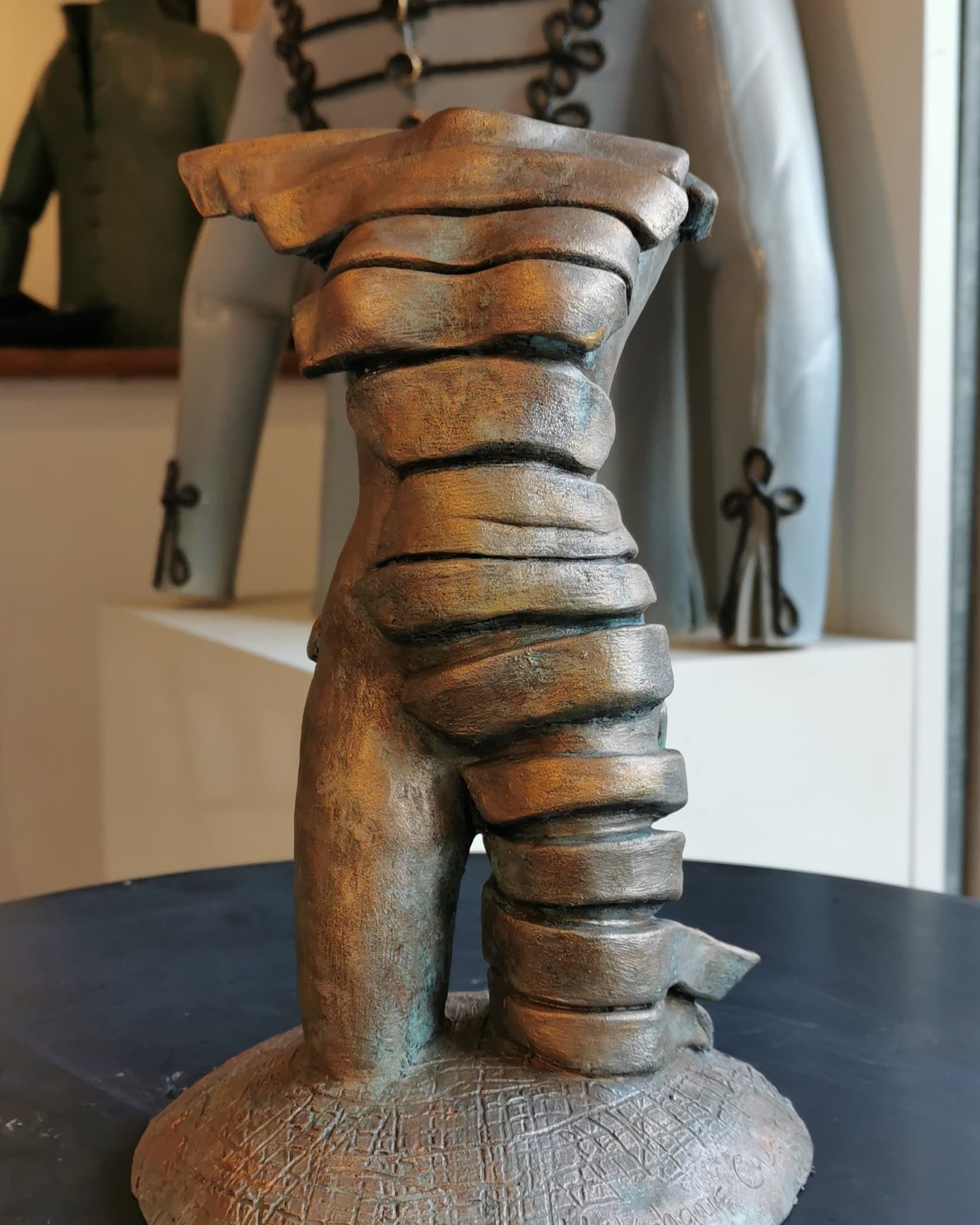 Série des Guerrières - faience rouge patinée métal